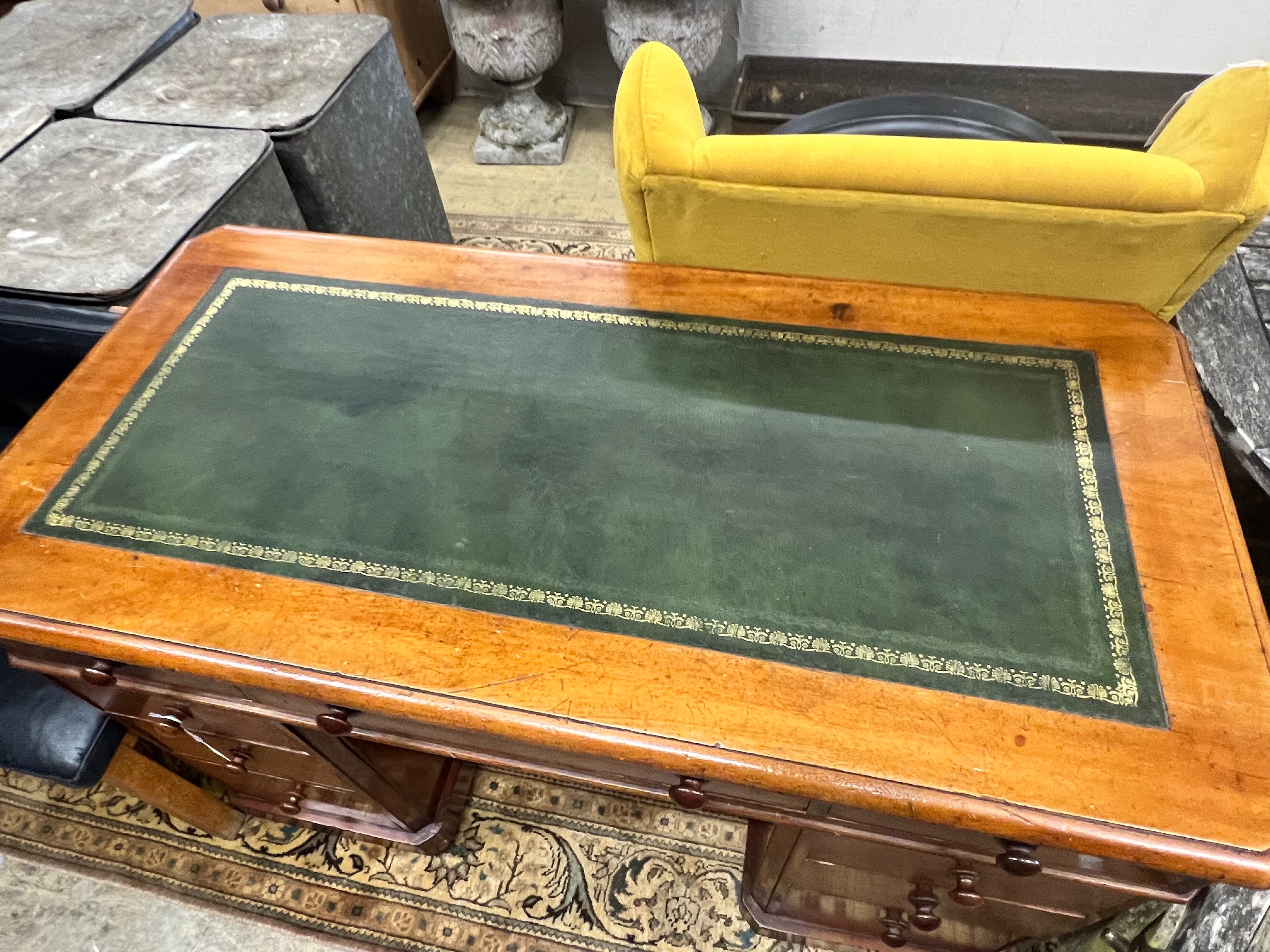 A Victorian mahogany pedestal desk, width 122cm depth 60cm height 80cm